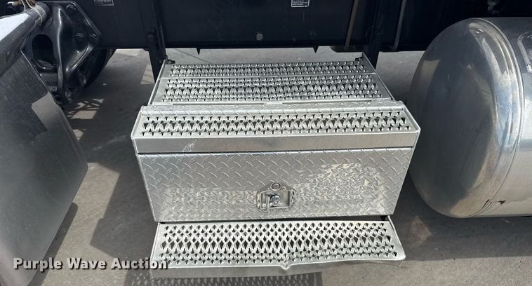 image for item DS3792 2020 Peterbilt 389 semi truck