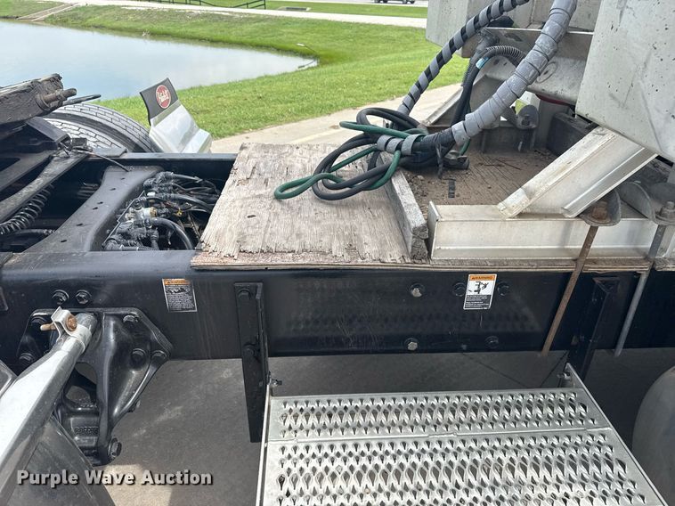 image for item DS3792 2020 Peterbilt 389 semi truck