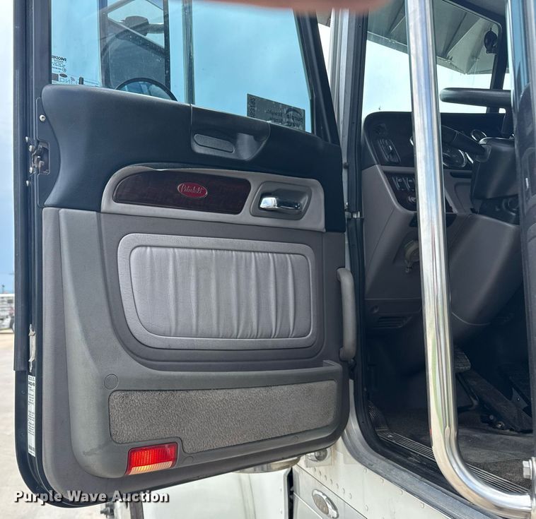 image for item DS3792 2020 Peterbilt 389 semi truck