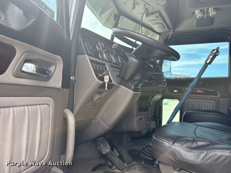 image for item DS3792 2020 Peterbilt 389 semi truck