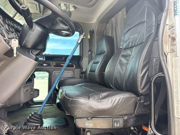 image for item DS3792 2020 Peterbilt 389 semi truck