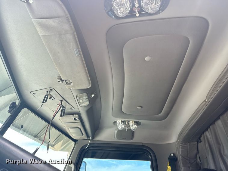 image for item DS3792 2020 Peterbilt 389 semi truck