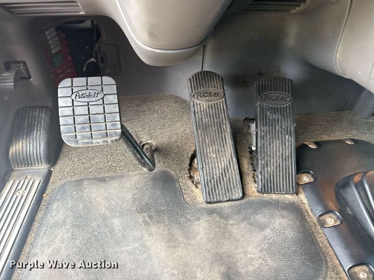 image for item DS3792 2020 Peterbilt 389 semi truck