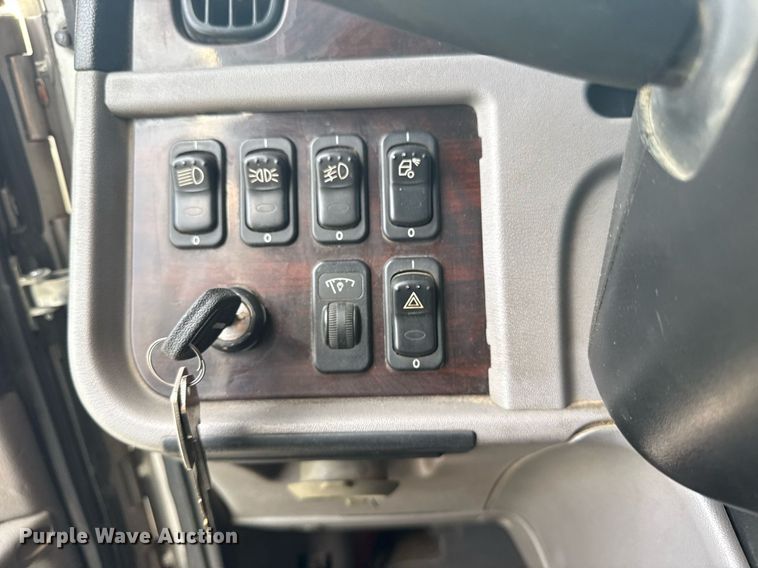 image for item DS3792 2020 Peterbilt 389 semi truck