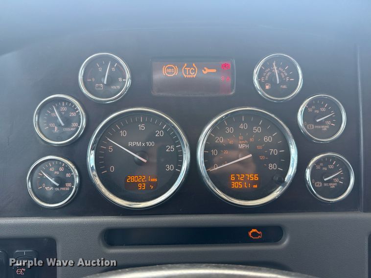 image for item DS3792 2020 Peterbilt 389 semi truck