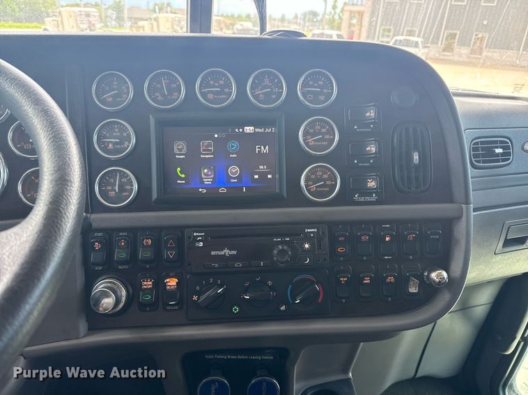 image for item DS3792 2020 Peterbilt 389 semi truck