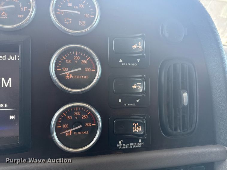 image for item DS3792 2020 Peterbilt 389 semi truck