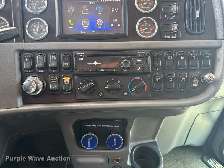 image for item DS3792 2020 Peterbilt 389 semi truck