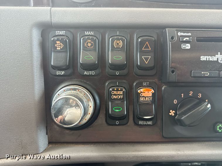 image for item DS3792 2020 Peterbilt 389 semi truck