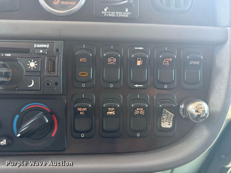 image for item DS3792 2020 Peterbilt 389 semi truck