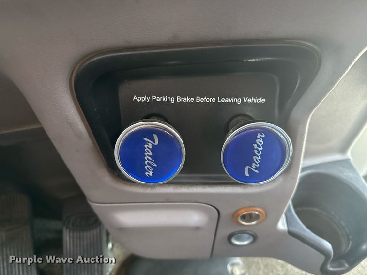 image for item DS3792 2020 Peterbilt 389 semi truck