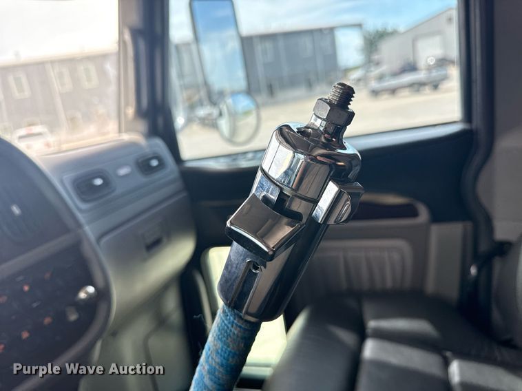 image for item DS3792 2020 Peterbilt 389 semi truck