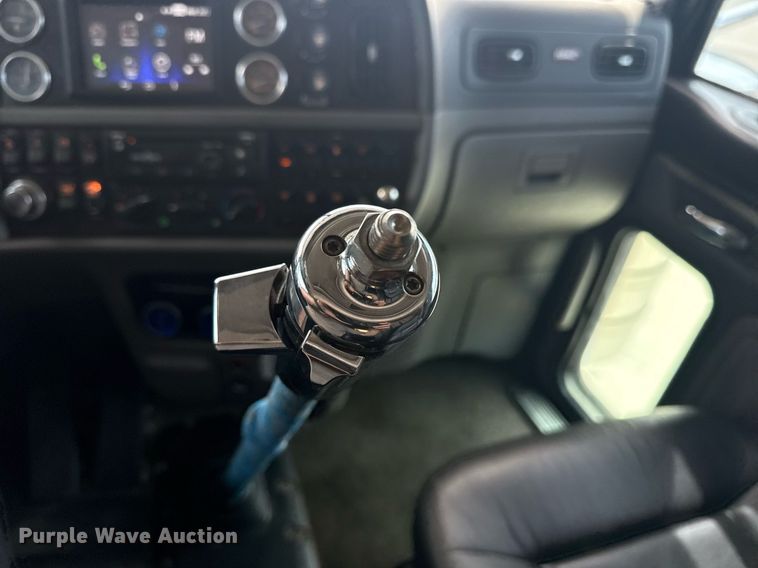 image for item DS3792 2020 Peterbilt 389 semi truck