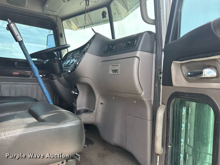 image for item DS3792 2020 Peterbilt 389 semi truck