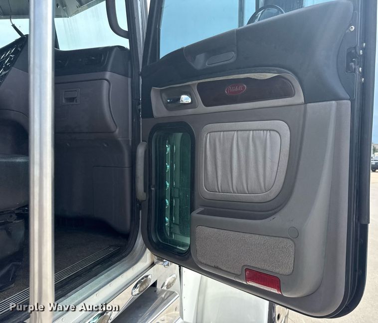 image for item DS3792 2020 Peterbilt 389 semi truck