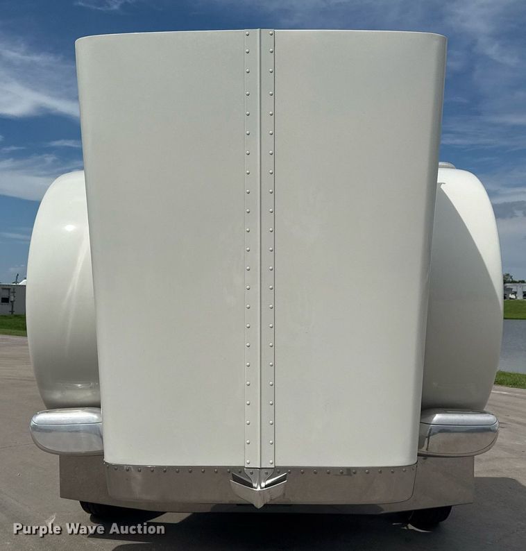 image for item DS3792 2020 Peterbilt 389 semi truck