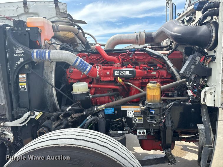 image for item DS3792 2020 Peterbilt 389 semi truck