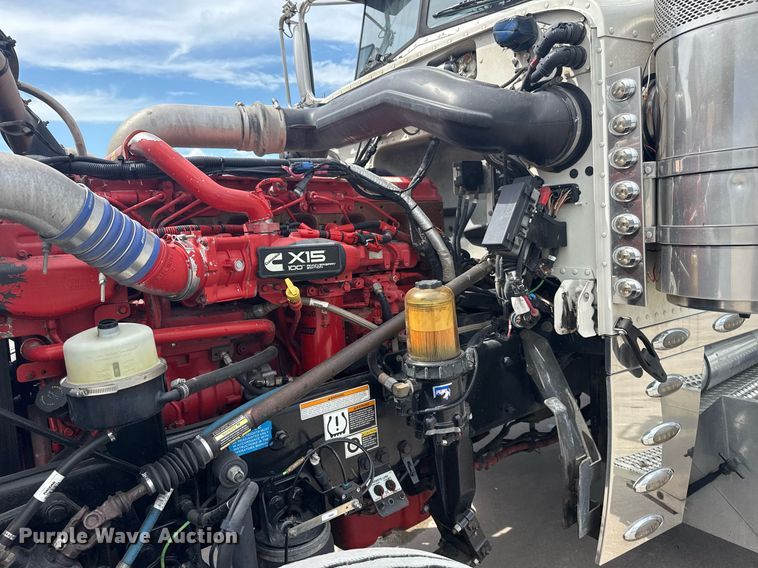 image for item DS3792 2020 Peterbilt 389 semi truck