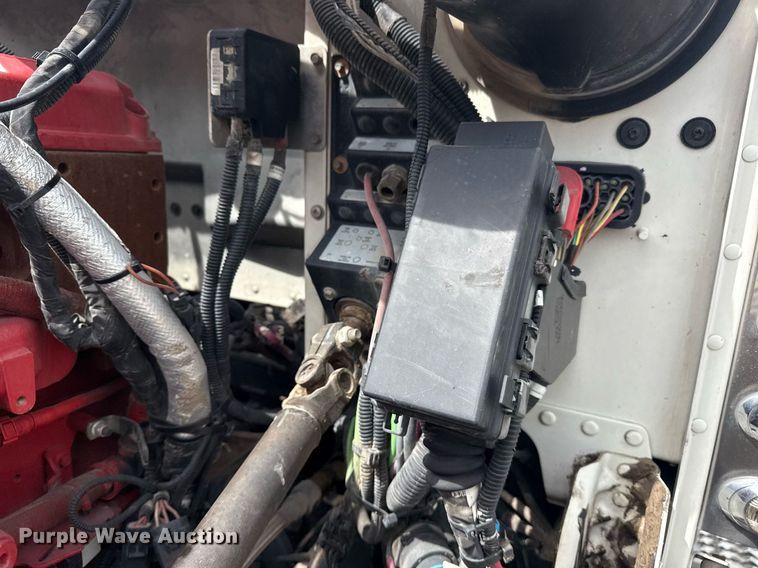 image for item DS3792 2020 Peterbilt 389 semi truck