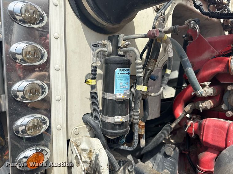 image for item DS3792 2020 Peterbilt 389 semi truck