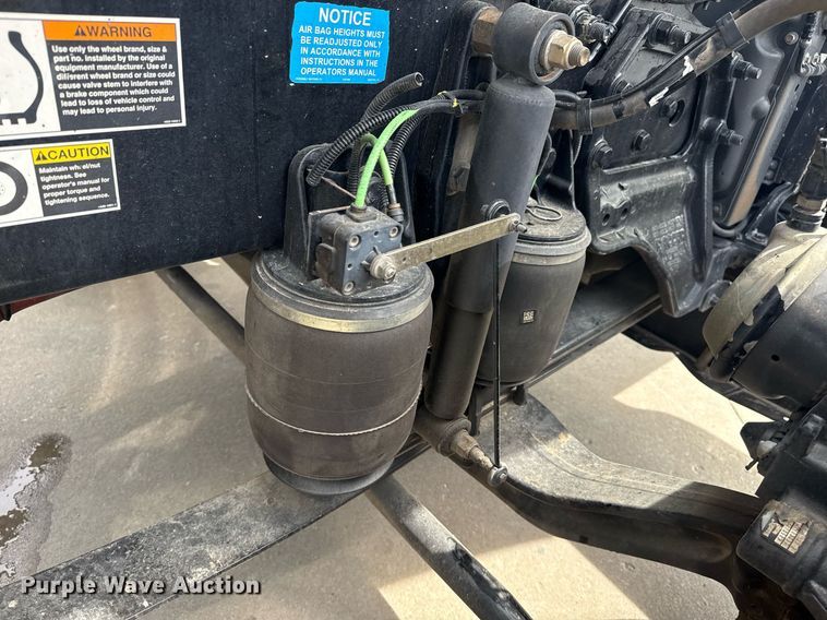 image for item DS3792 2020 Peterbilt 389 semi truck