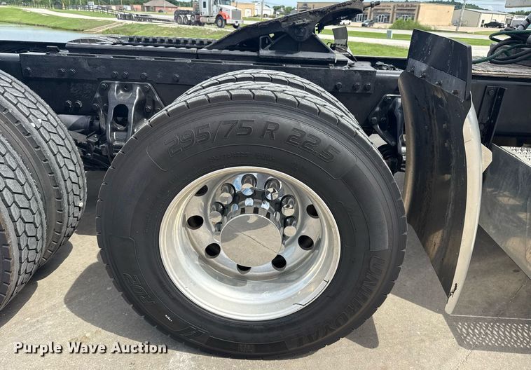 image for item DS3792 2020 Peterbilt 389 semi truck