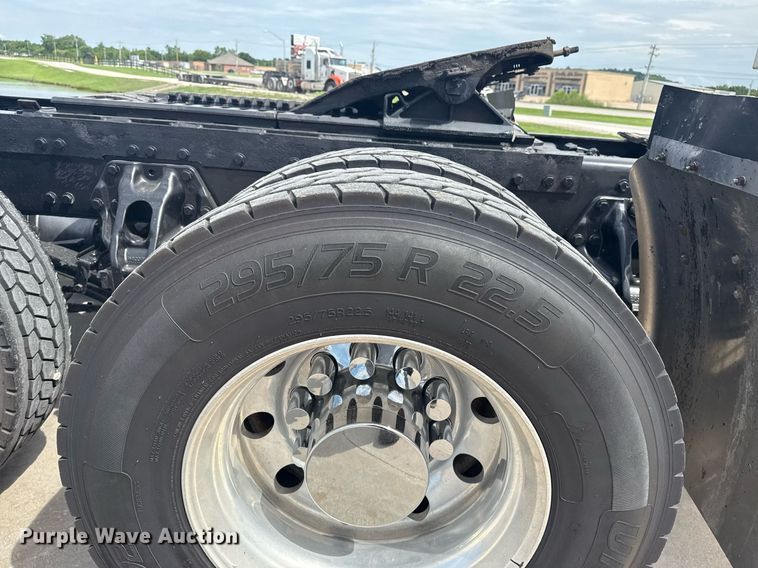 image for item DS3792 2020 Peterbilt 389 semi truck