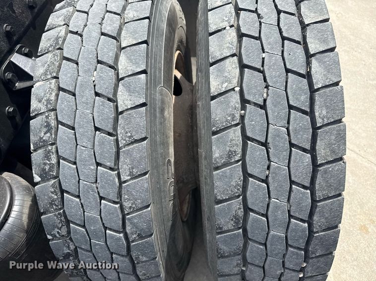 image for item DS3792 2020 Peterbilt 389 semi truck