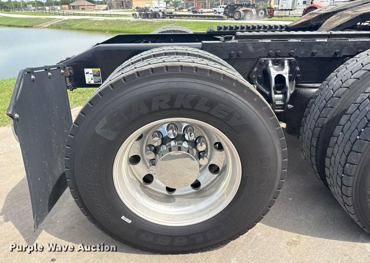 image for item DS3792 2020 Peterbilt 389 semi truck