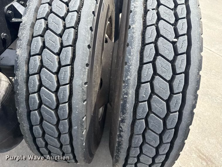 image for item DS3792 2020 Peterbilt 389 semi truck