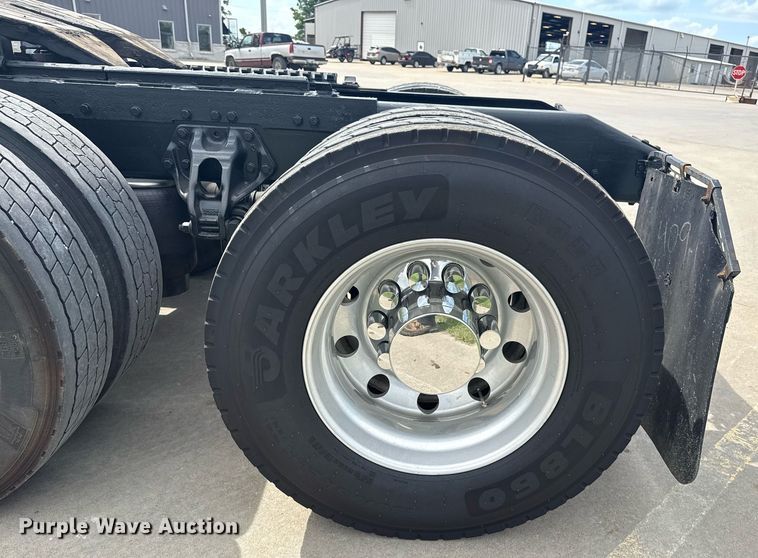 image for item DS3792 2020 Peterbilt 389 semi truck