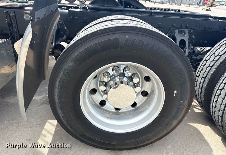 image for item DS3792 2020 Peterbilt 389 semi truck