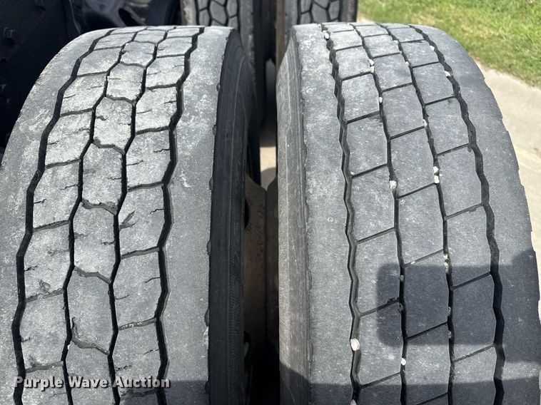 image for item DS3792 2020 Peterbilt 389 semi truck