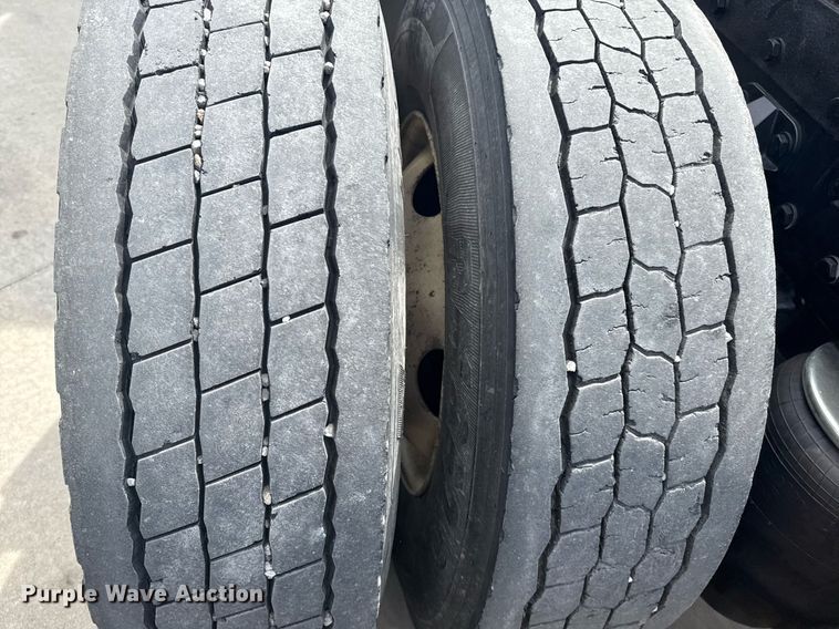 image for item DS3792 2020 Peterbilt 389 semi truck