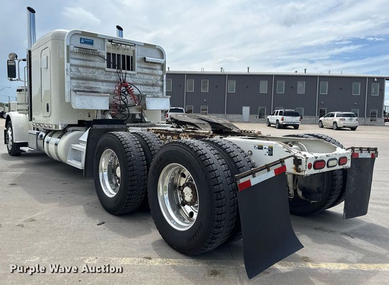 image for item DS3793 2018 Peterbilt 389 semi truck