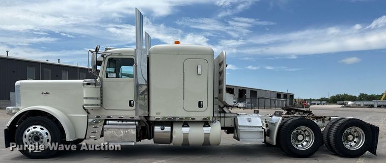 image for item DS3793 2018 Peterbilt 389 semi truck