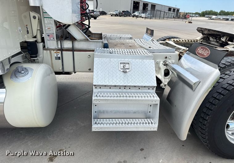 image for item DS3793 2018 Peterbilt 389 semi truck