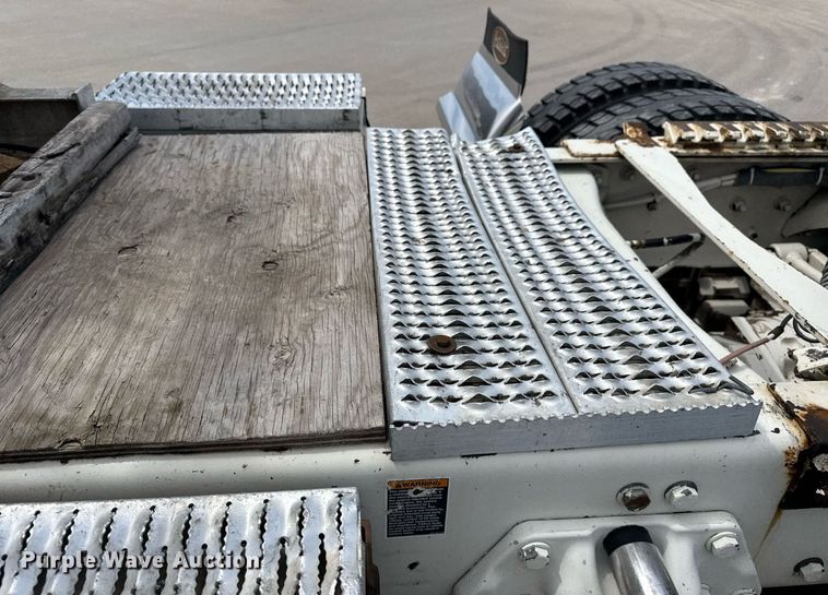 image for item DS3793 2018 Peterbilt 389 semi truck