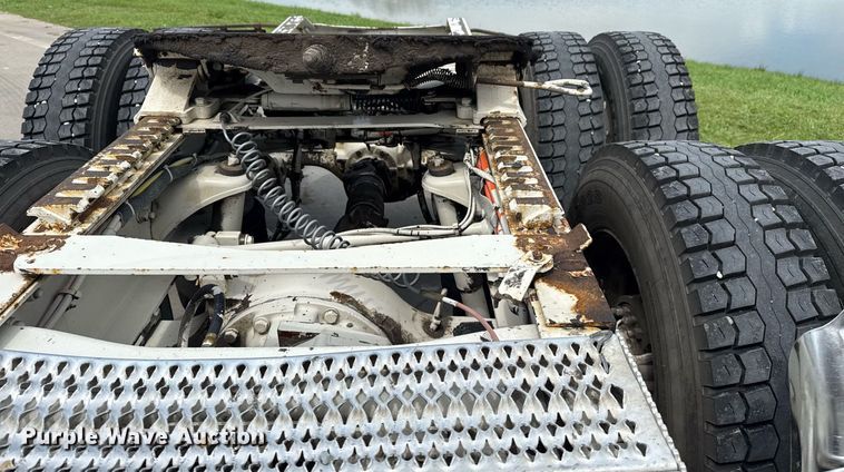 image for item DS3793 2018 Peterbilt 389 semi truck