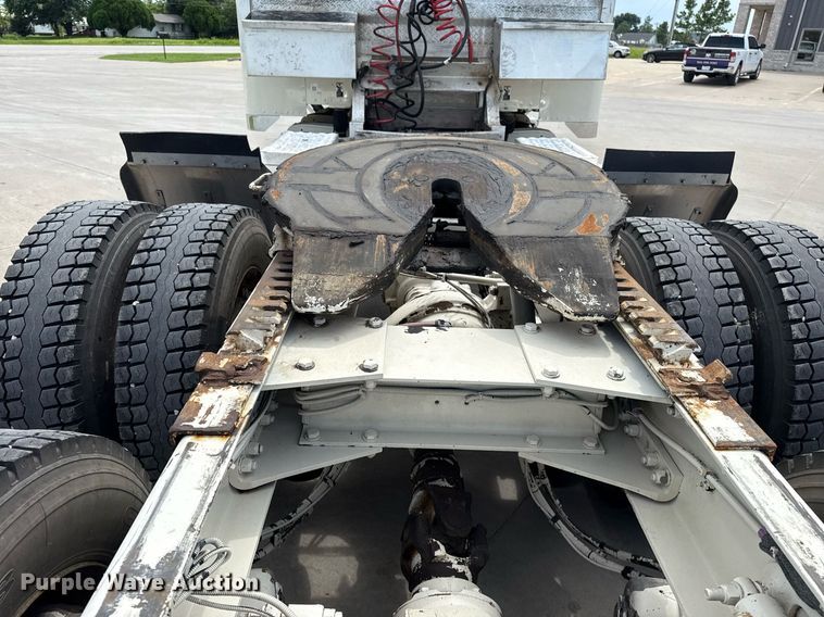 image for item DS3793 2018 Peterbilt 389 semi truck