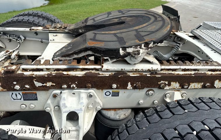 image for item DS3793 2018 Peterbilt 389 semi truck