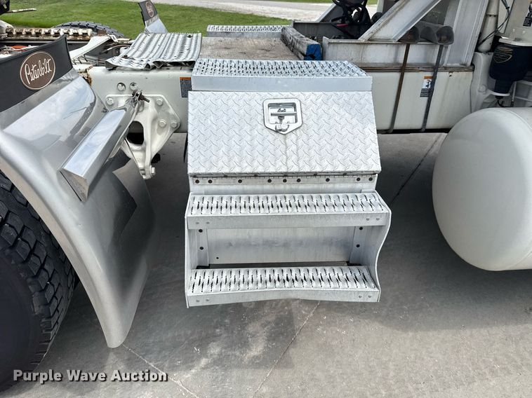 image for item DS3793 2018 Peterbilt 389 semi truck