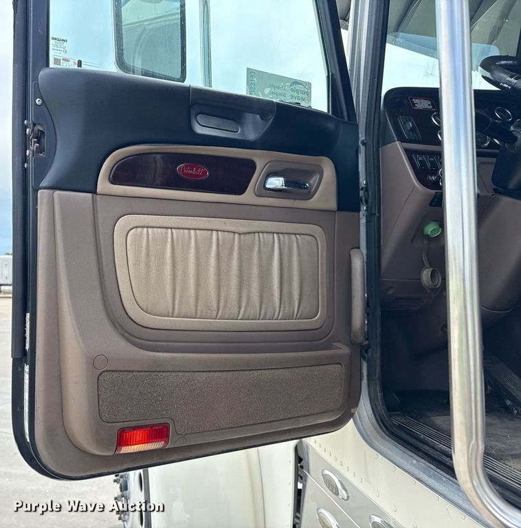 image for item DS3793 2018 Peterbilt 389 semi truck