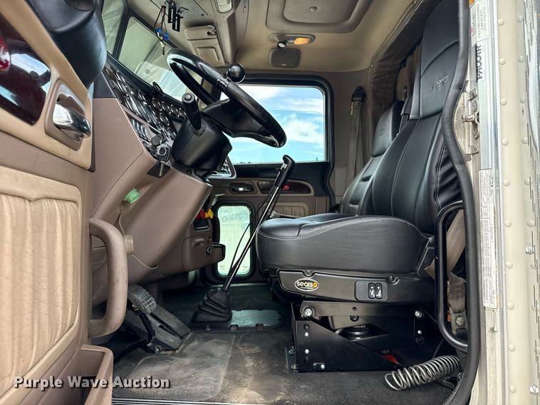 image for item DS3793 2018 Peterbilt 389 semi truck