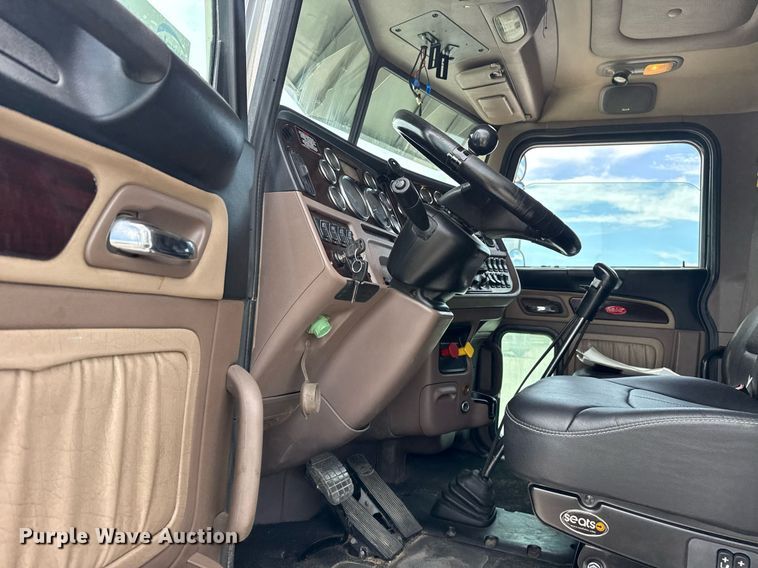 image for item DS3793 2018 Peterbilt 389 semi truck