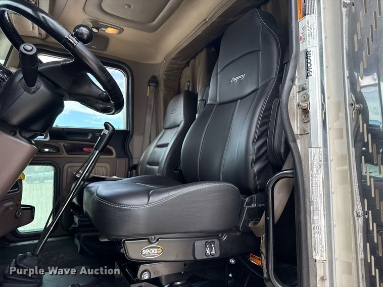 image for item DS3793 2018 Peterbilt 389 semi truck