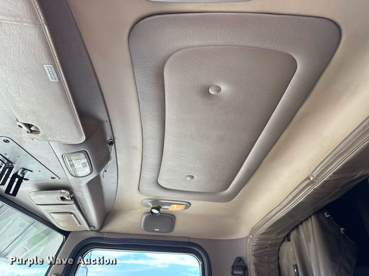 image for item DS3793 2018 Peterbilt 389 semi truck