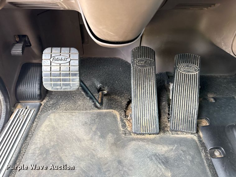 image for item DS3793 2018 Peterbilt 389 semi truck