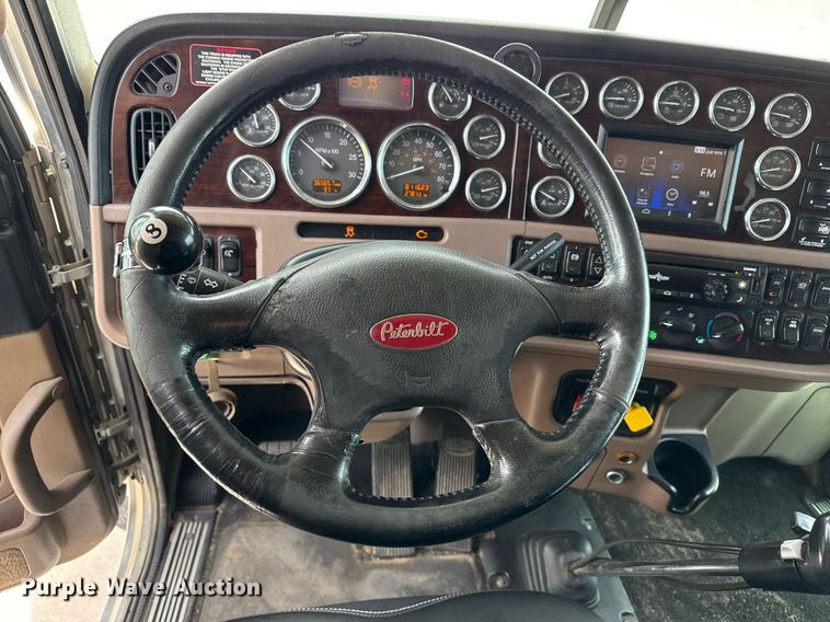 image for item DS3793 2018 Peterbilt 389 semi truck