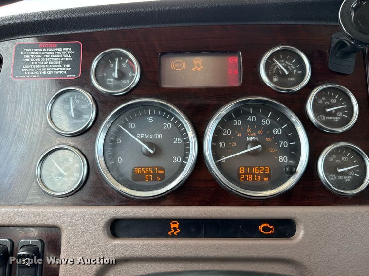 image for item DS3793 2018 Peterbilt 389 semi truck